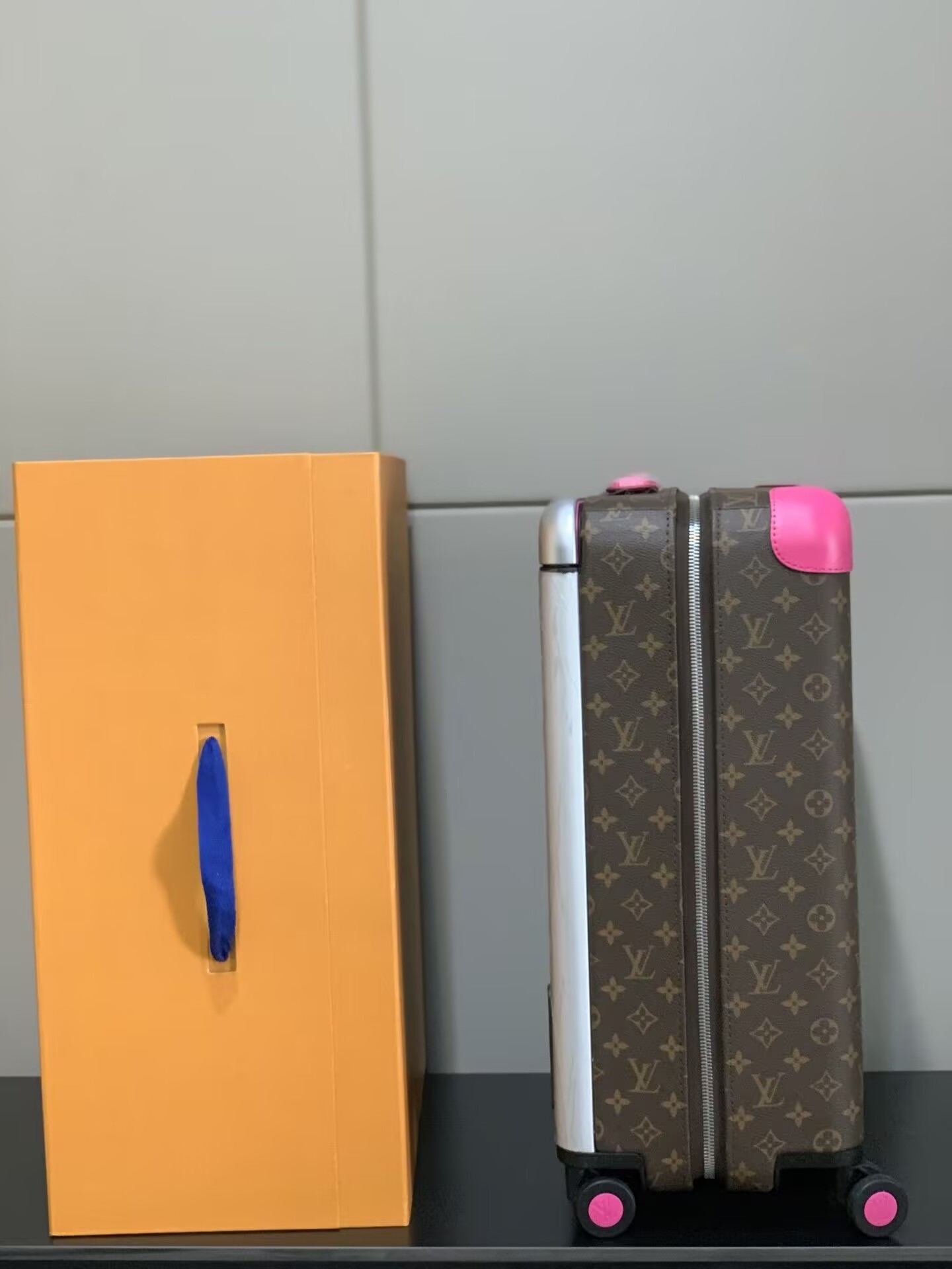 l0*is V*t0n lv horizon 55 colormania fuchsia m46780 15 x 21.7 x 8.3 inches