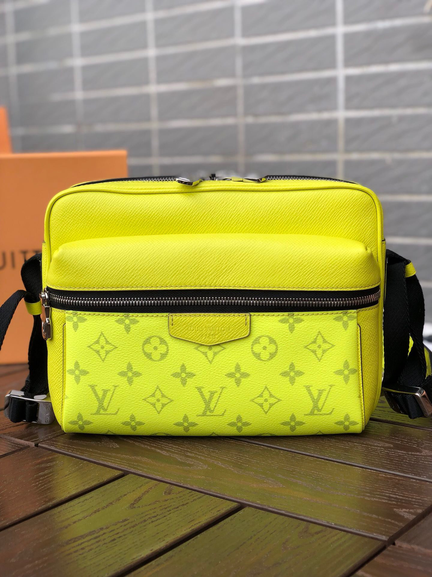 LV OUTDOOR MESSENGER M30239