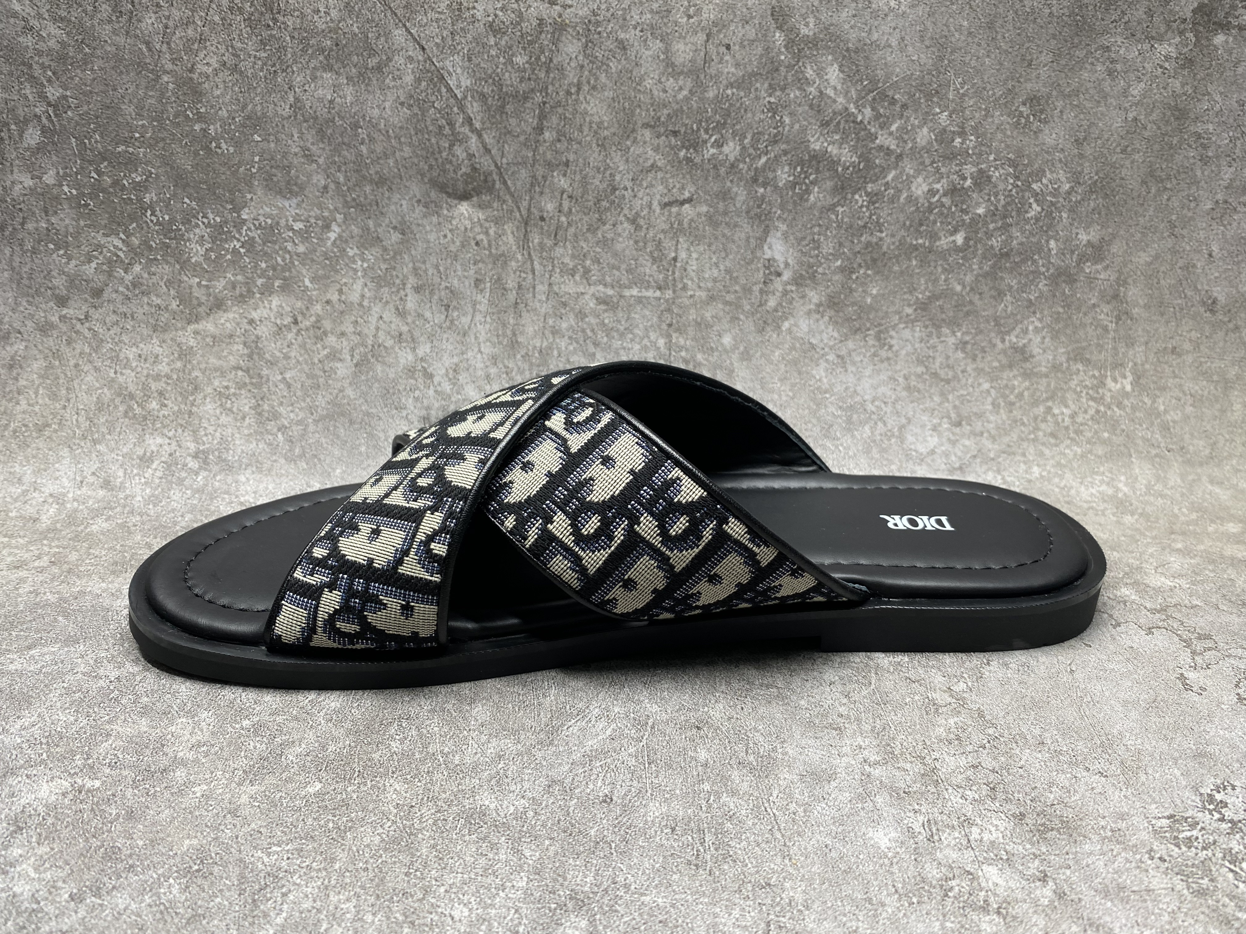 ua D*or alias sandal