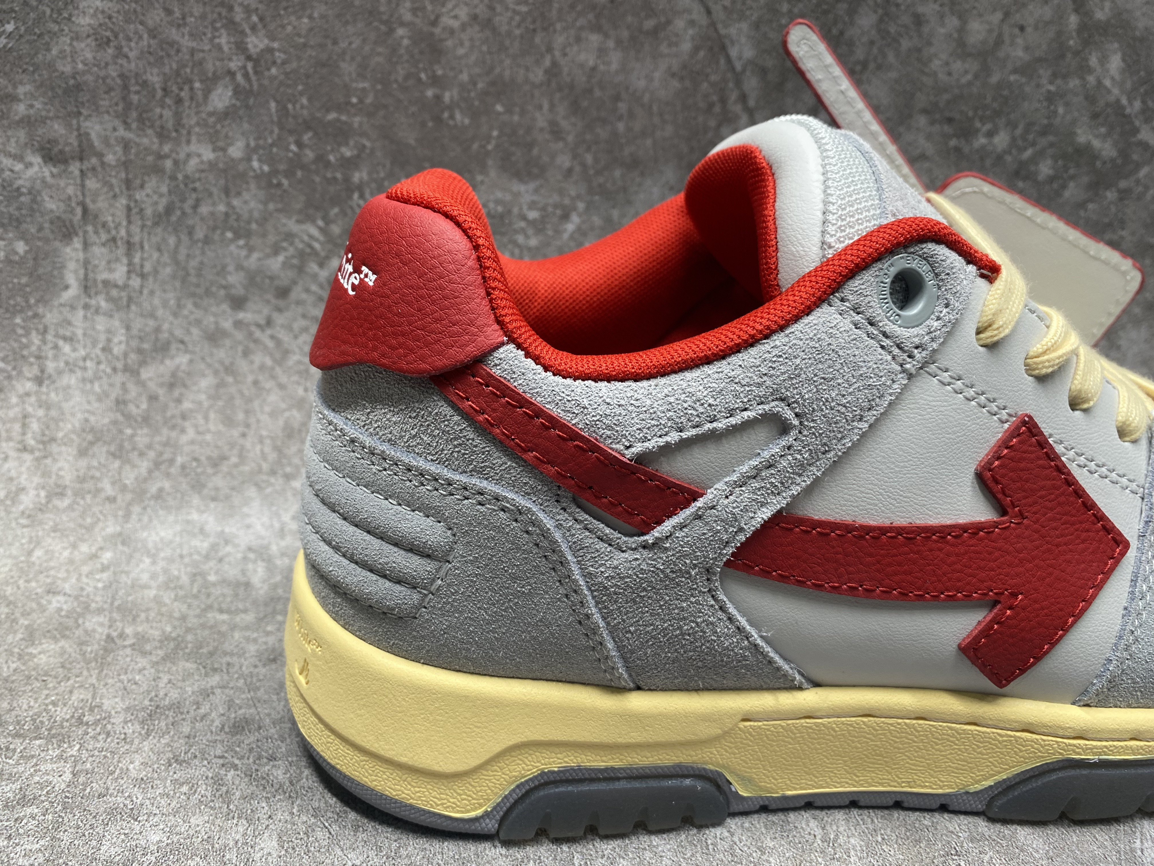 UA OFF-WHITE OUT OF OFFICE LOW