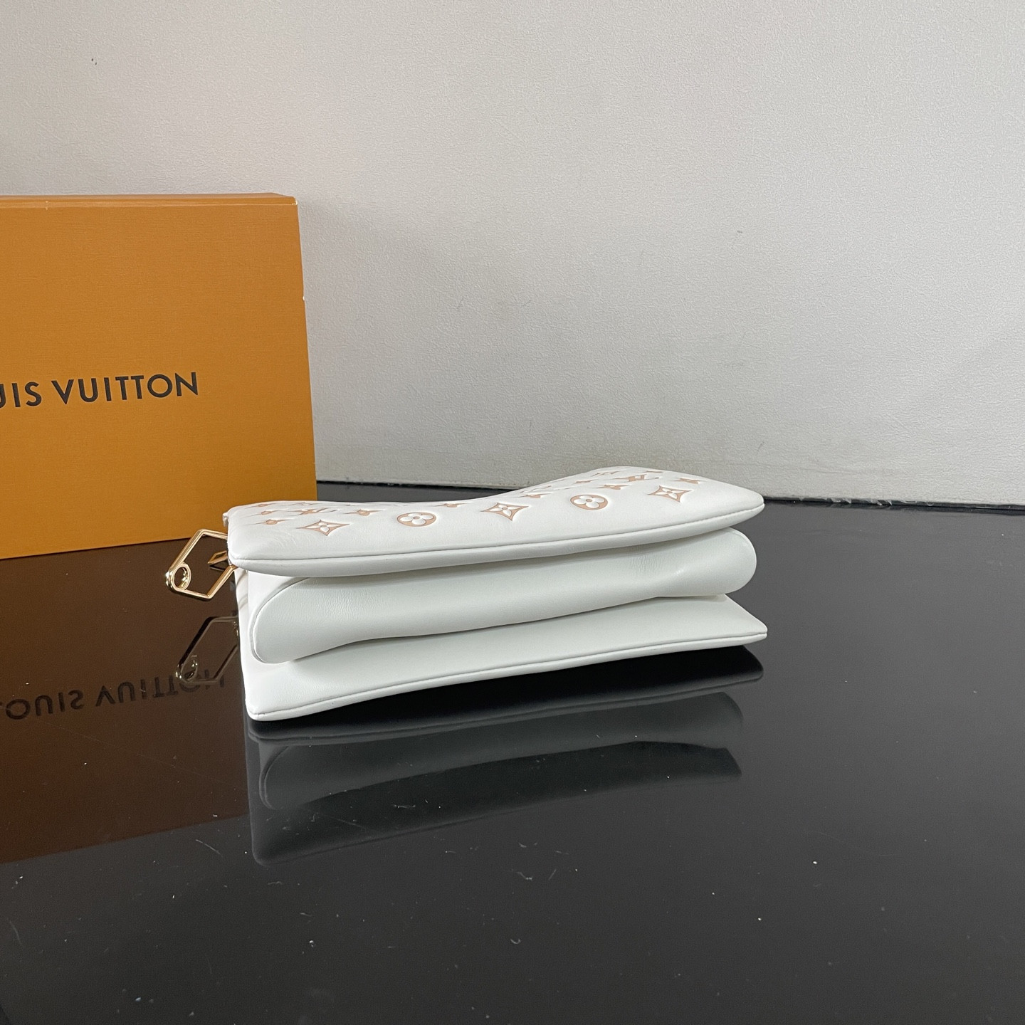 LV Coussin PM M14503 26x20x12cm