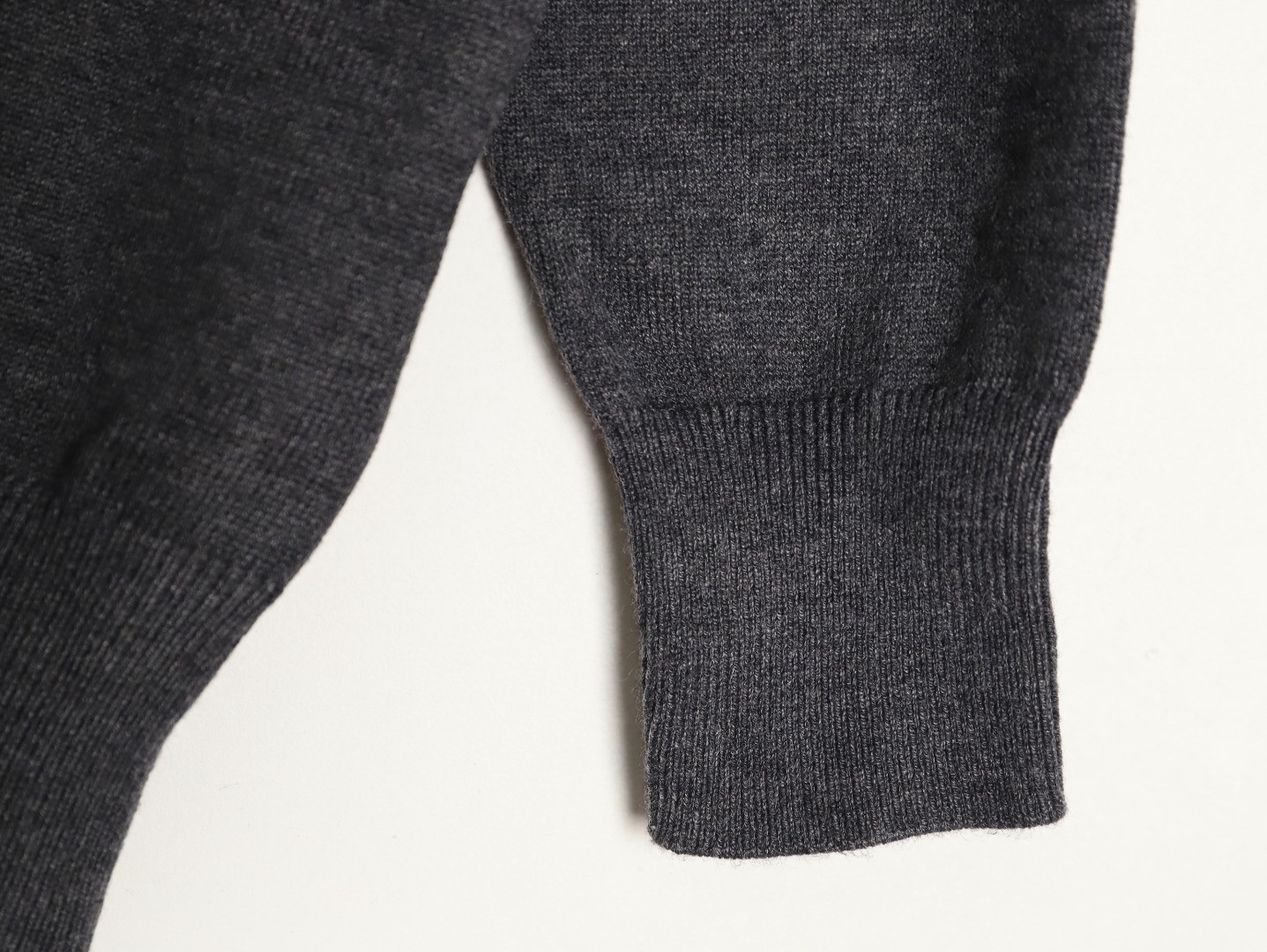 G*u*i 25fw knitting sweaters