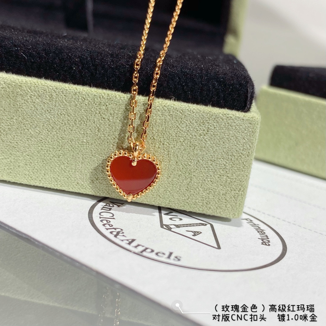 V*N CL*F & arpels red agate heart-shaped love necklace