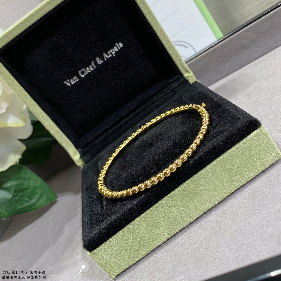 V*N CL*F & arpels rice bead bracelet