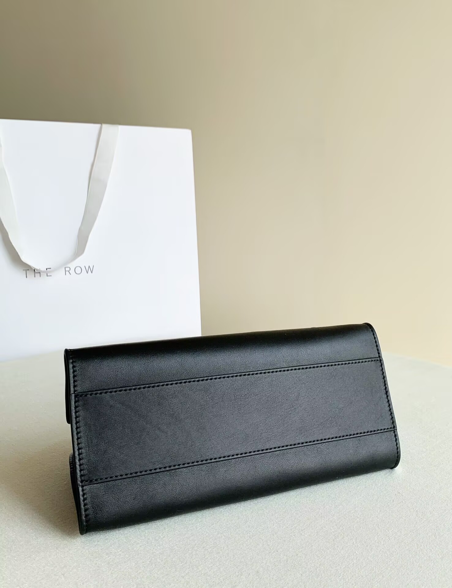 T*e R0w peggy clutch in leather 28x13x14cm