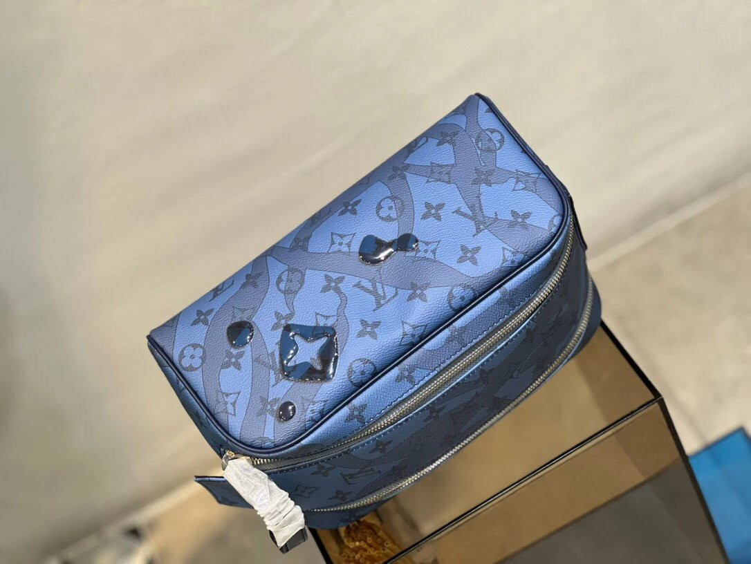 LV Dopp Kit M82337
