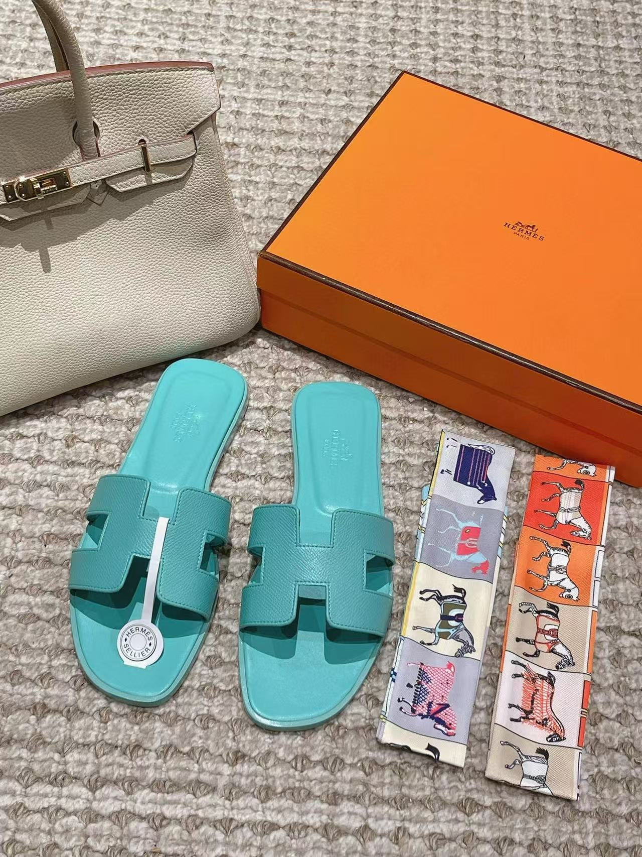 UA Hermès Oran sandal