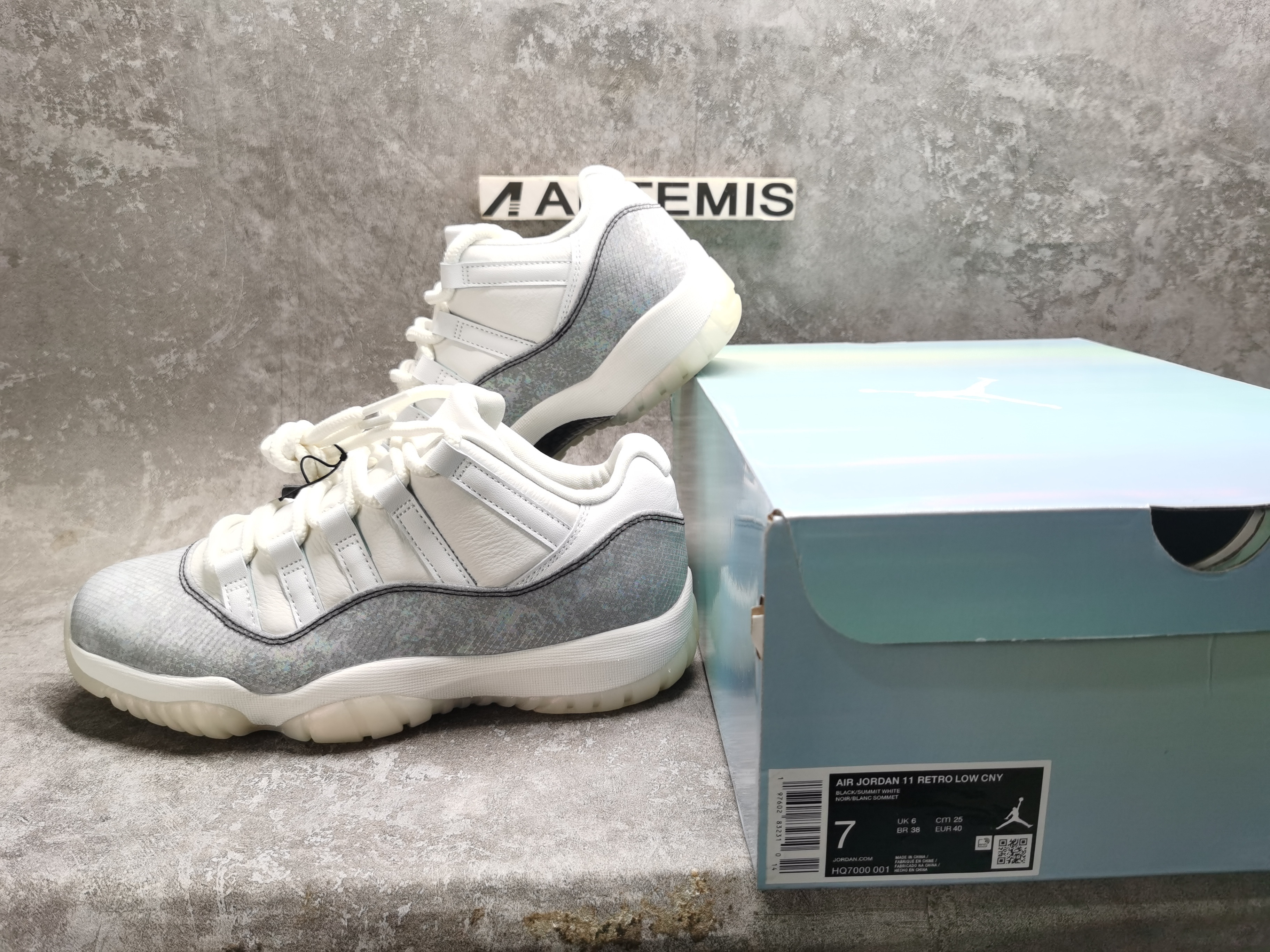 UA AIR JORDAN 11 RETRO LOW