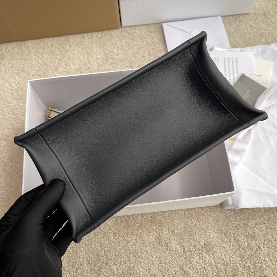 D*or  book tote  reverse  26.5×21×14cm