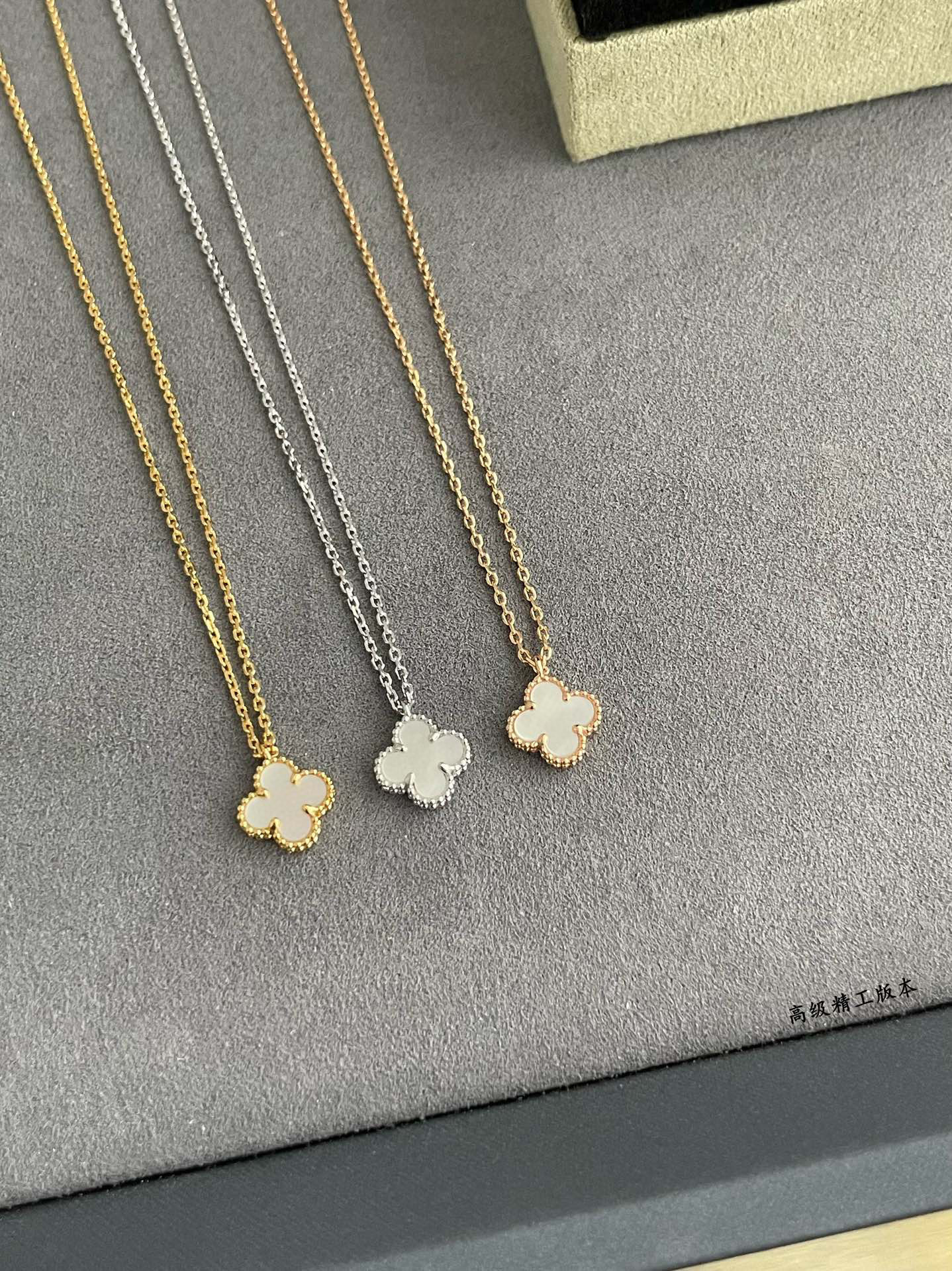 V*N CL*F & arpels mini necklace diameter approx 1.0cm,chain length approx 40+5cm