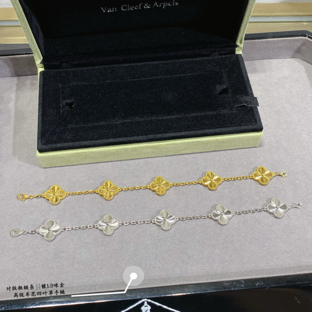 V*N CL*F & arpels bracelet