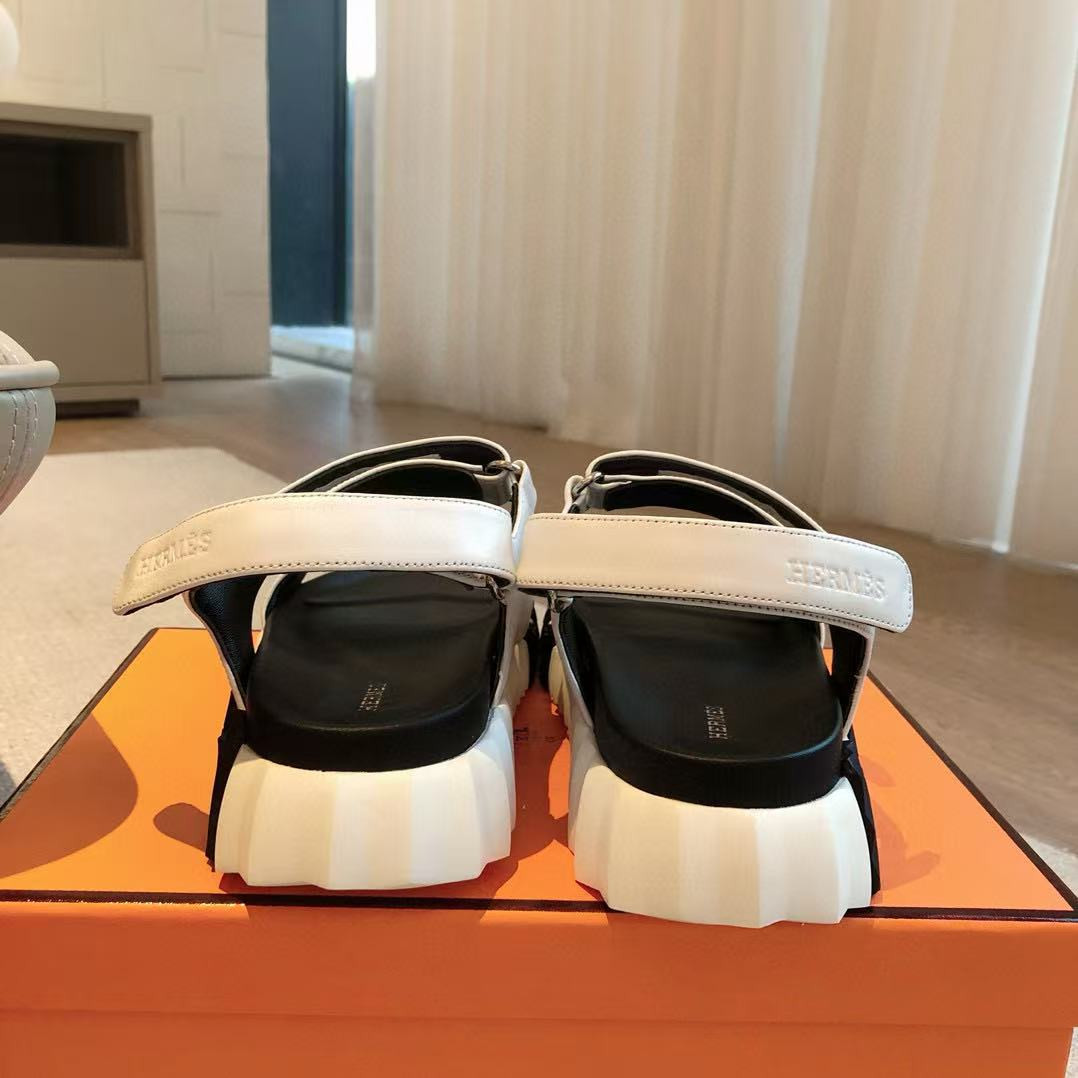 ua H**mes junior sandal