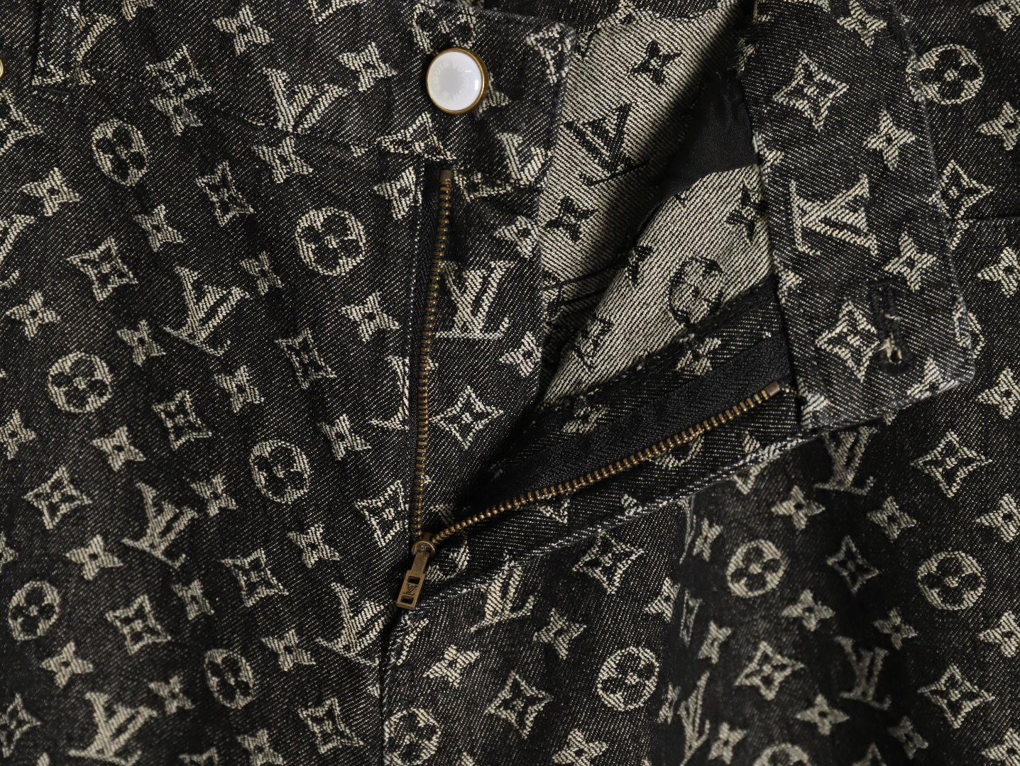 l0*is V*t0n lv shorts