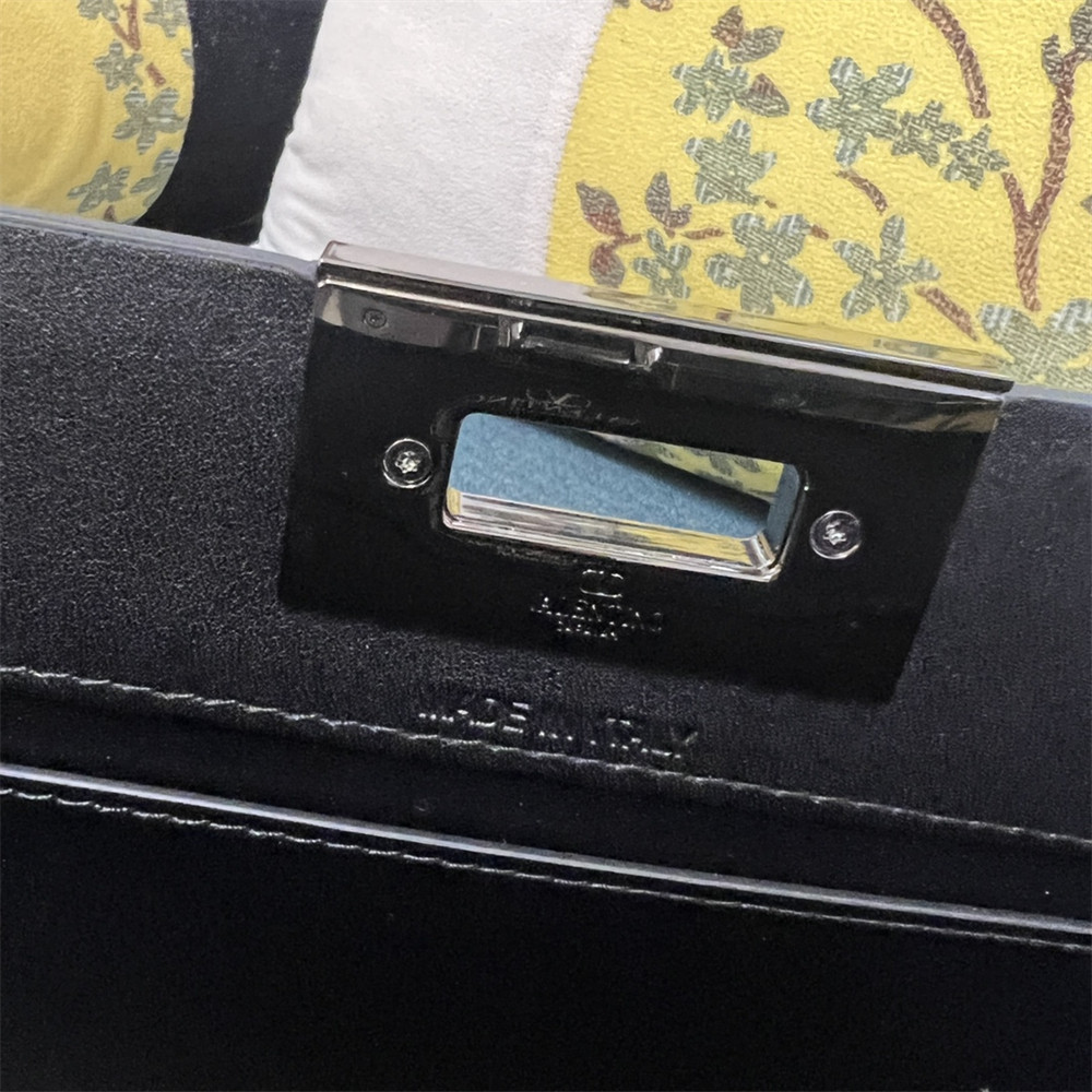 VALENTINO GARAVANI ROCKSTUD23 smooth calfskin handbag Black