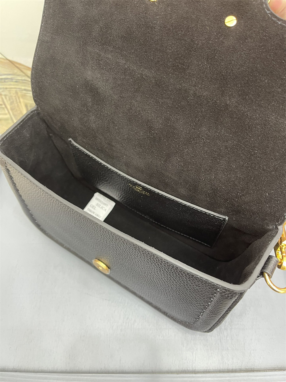 VALENTINO GARAVANI ALLTIME GRAINY CALFSKIN SHOULDER BAG BLACK 23.5x18X8cm