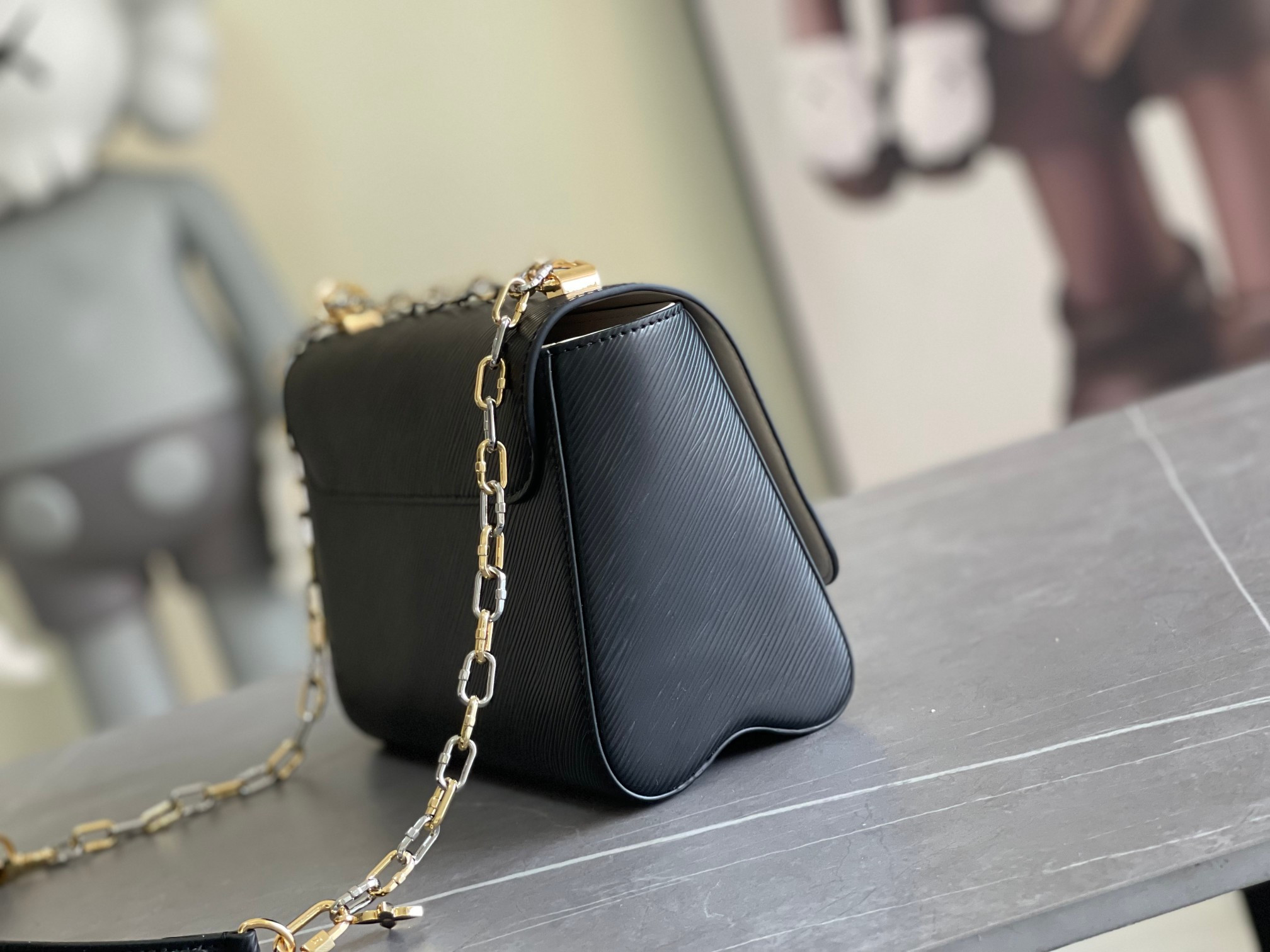 l0*is V*t0n m21025 twist mm 9.1 x 6.7 x 3.7 inches