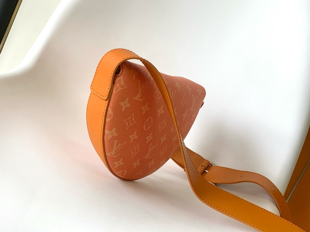 LV M31029 Moon Crossbody 9.6 x 6.3 x 1.8 inches