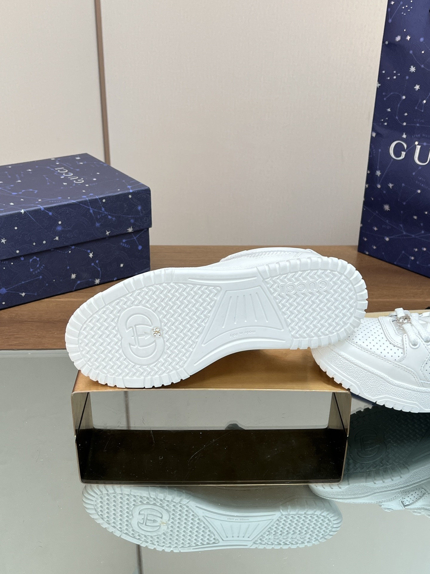 ua G*u*i low-top sneaker