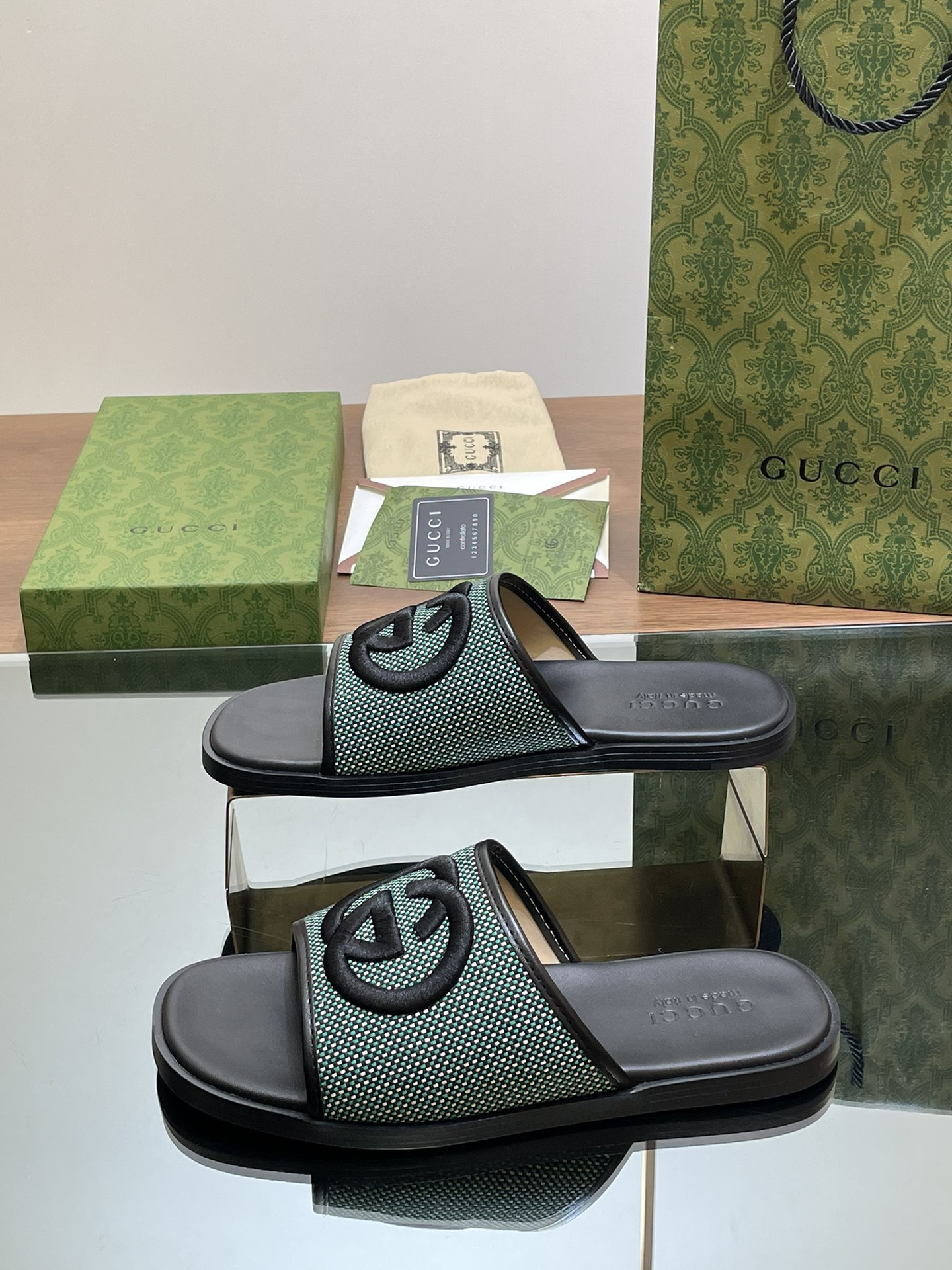 ua G*u*i interlocking g slide sandal