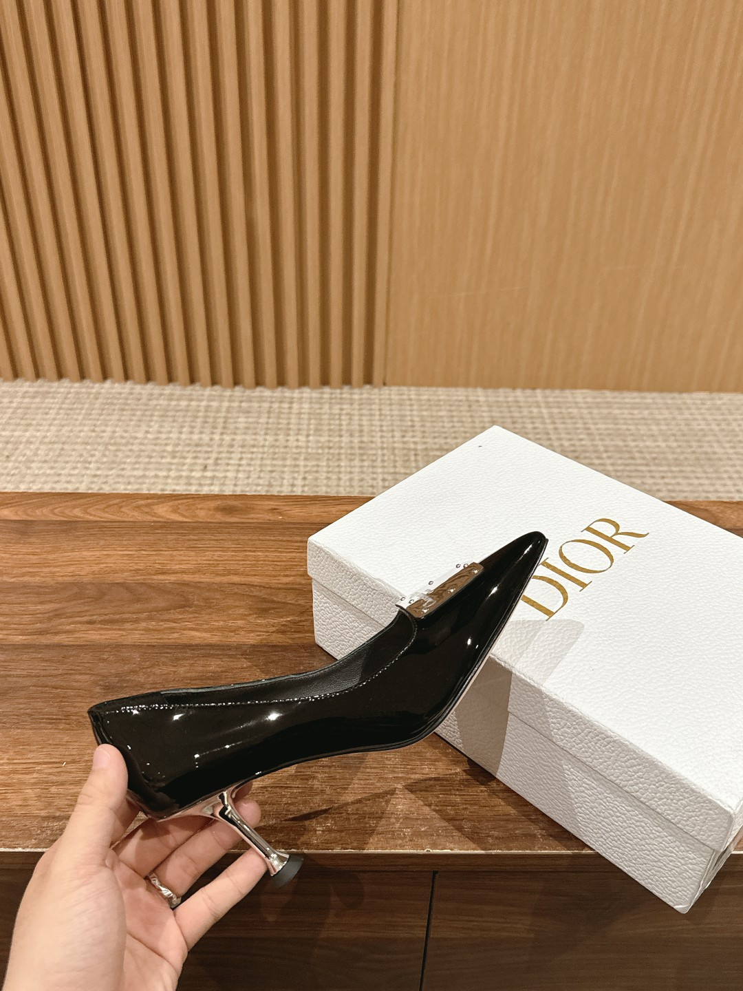 ua ch**an D*or la parusienne pump