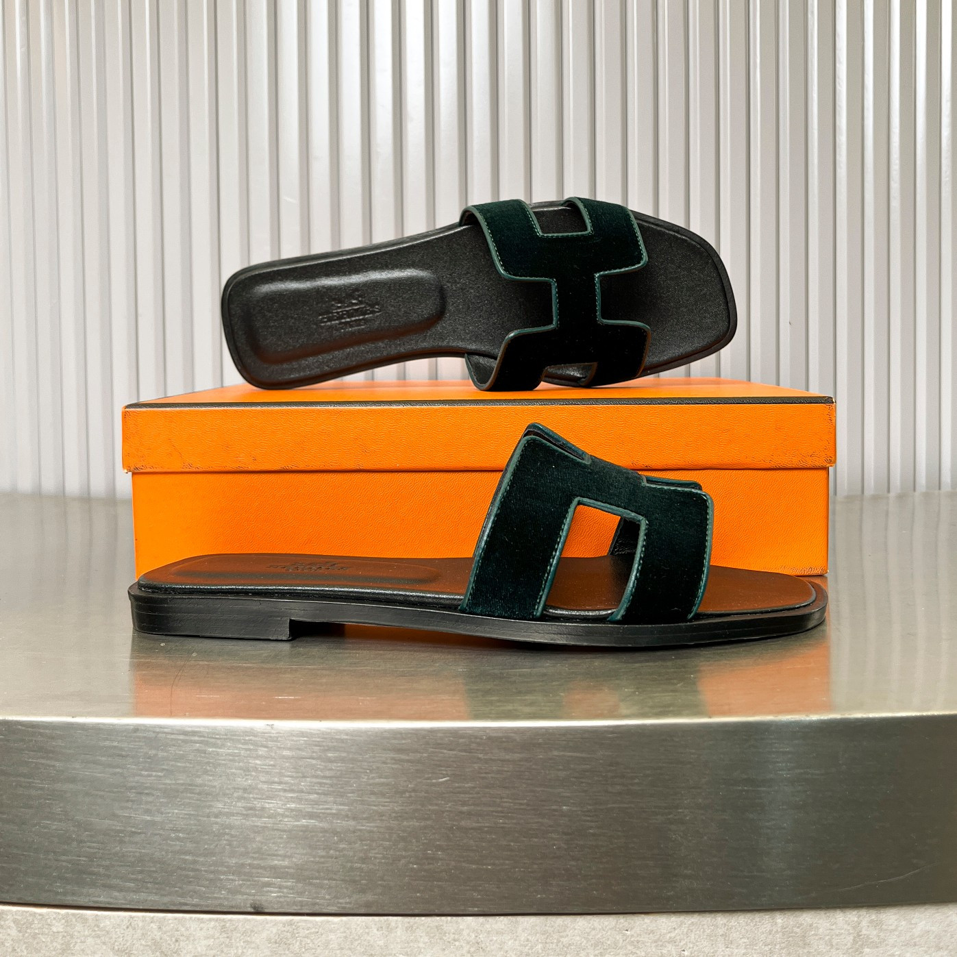 UA Hermès Oran sandal