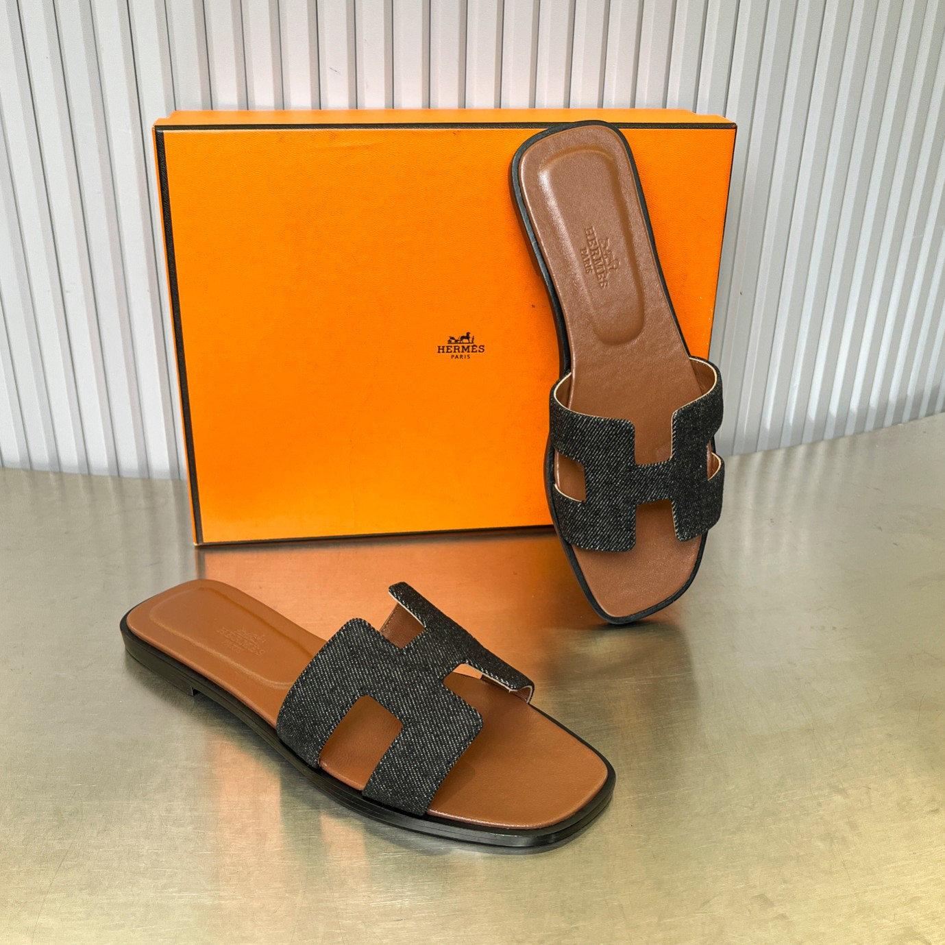UA Hermès Oran sandal