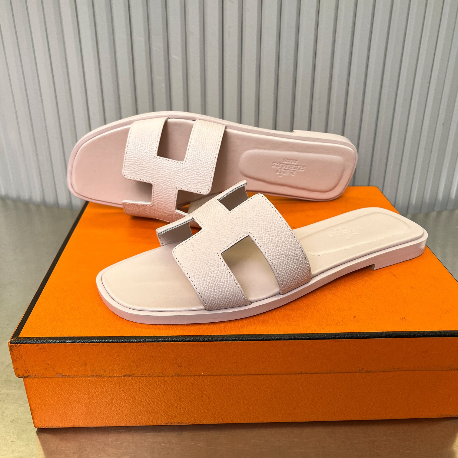 UA Hermès Oran sandal