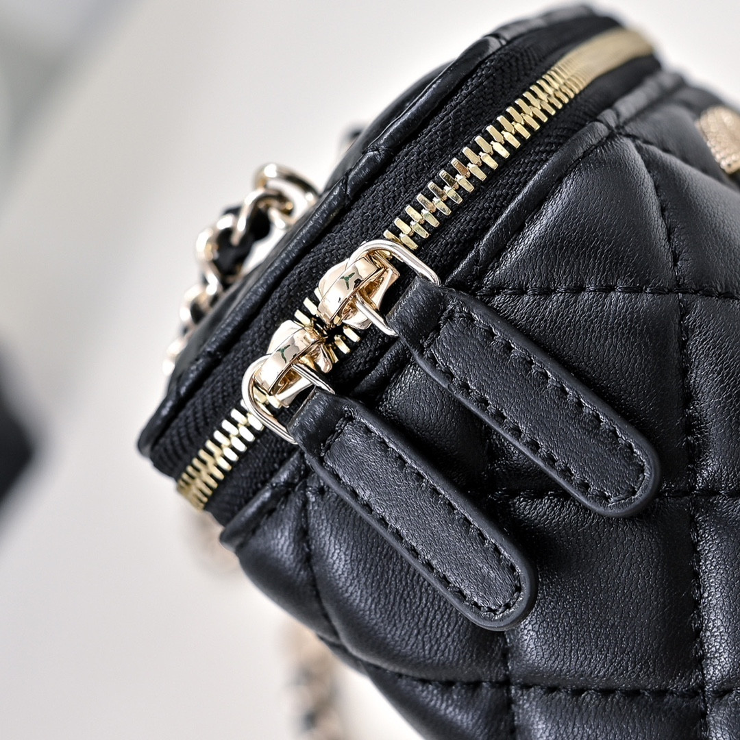 Ch*el small vanity with chain 11x8.5x7cm