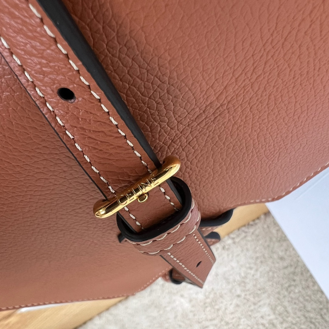 ce**e 16 strap pochette in in S*pple grained calfskin 18.5 x 12 x 3 cm