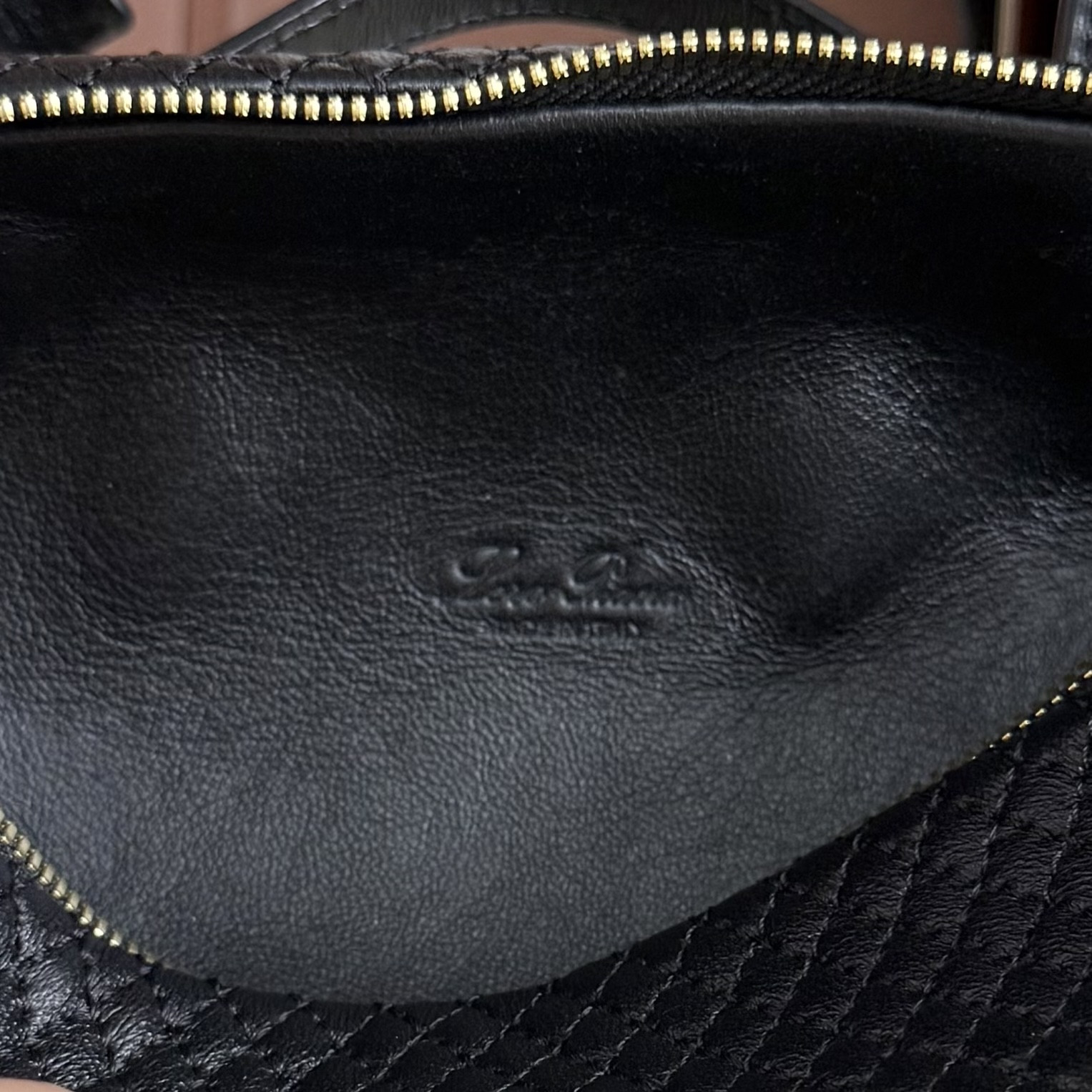 L**o p*ana extra pocket l19 lambskin 19x11.5x7cm