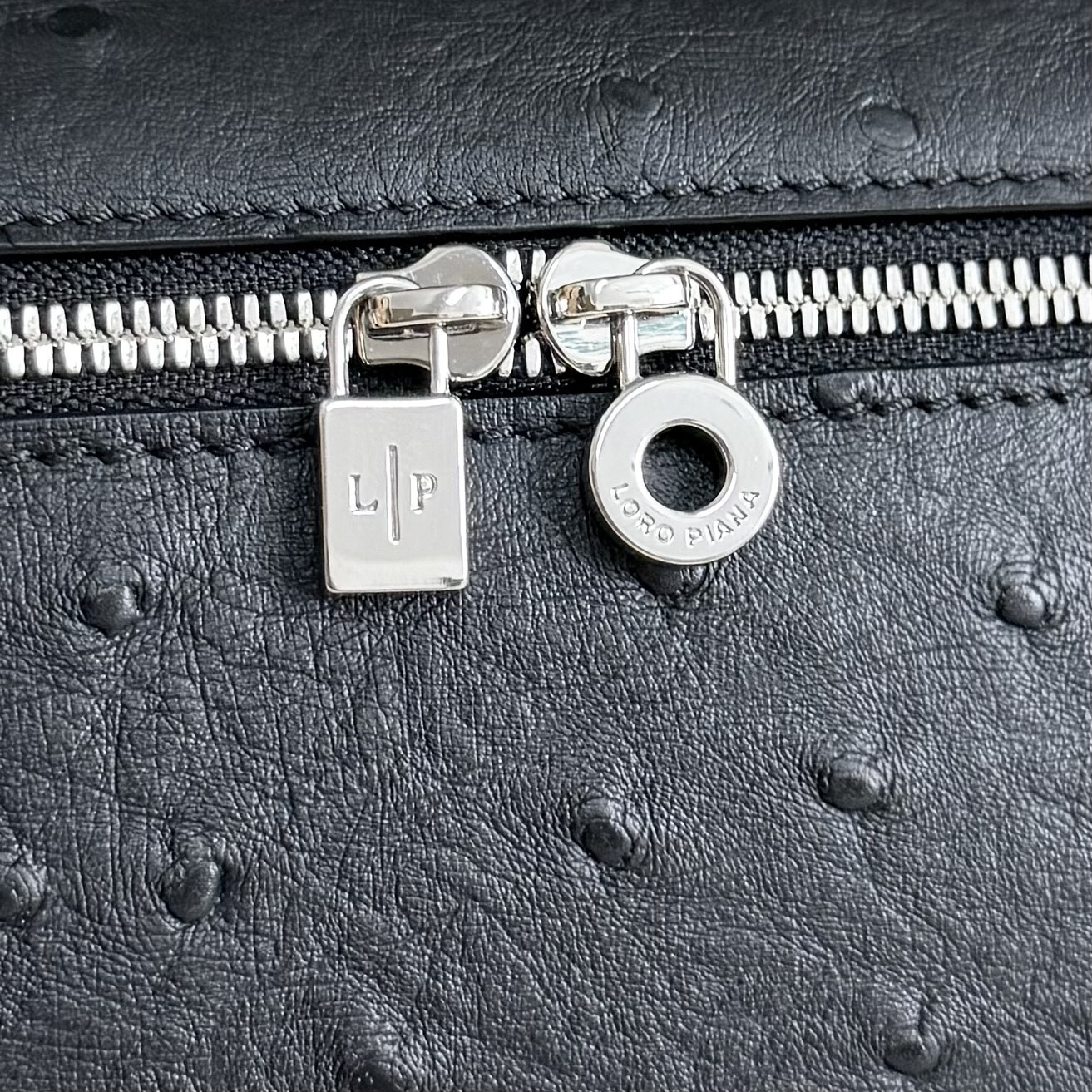 L**o p*ana extra pocket l19 ostrich-grained leather 11 x 19 x 6.5 cm