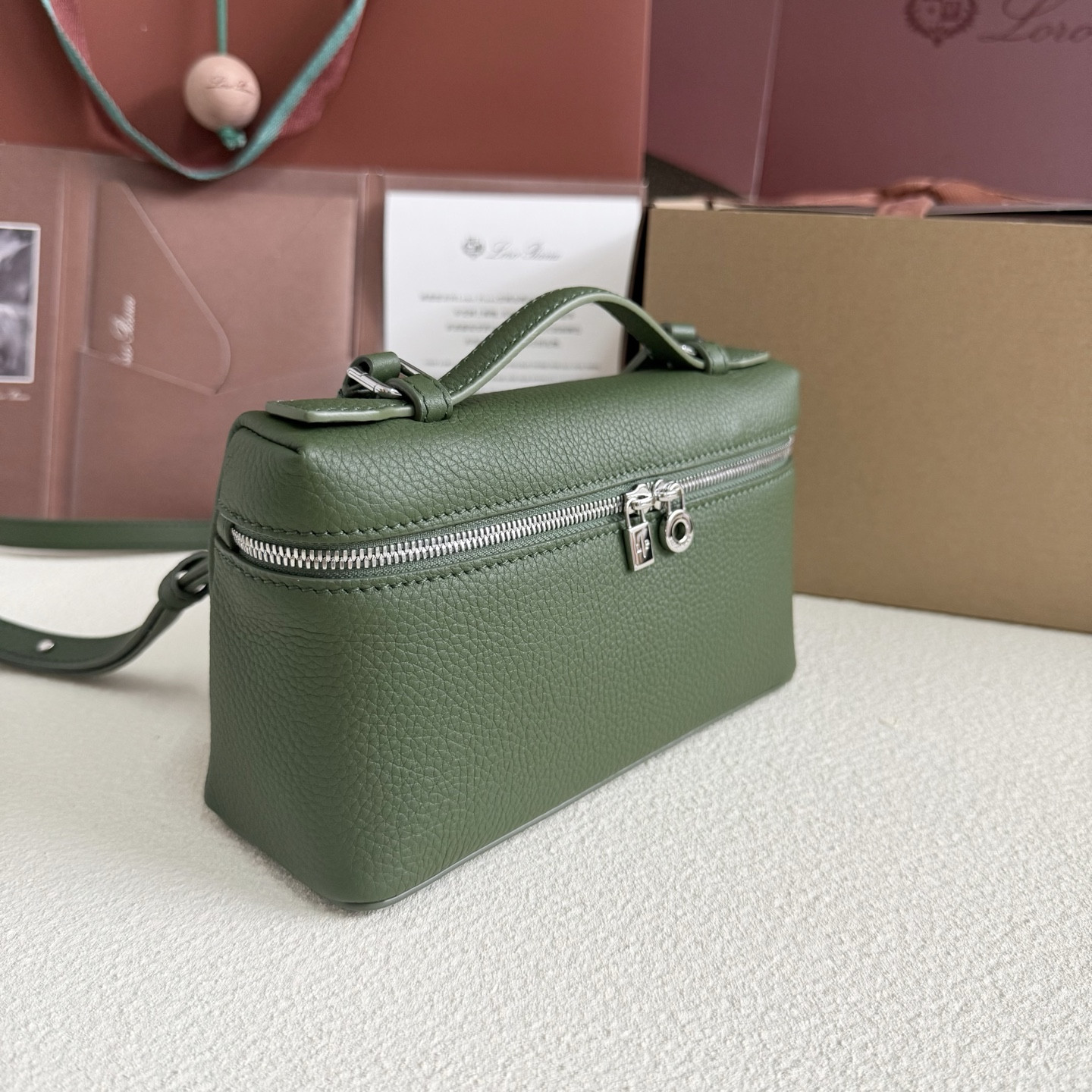 L**o p*ana extra pocket l19 grained calfskin 11 x 19 x 6.5 cm