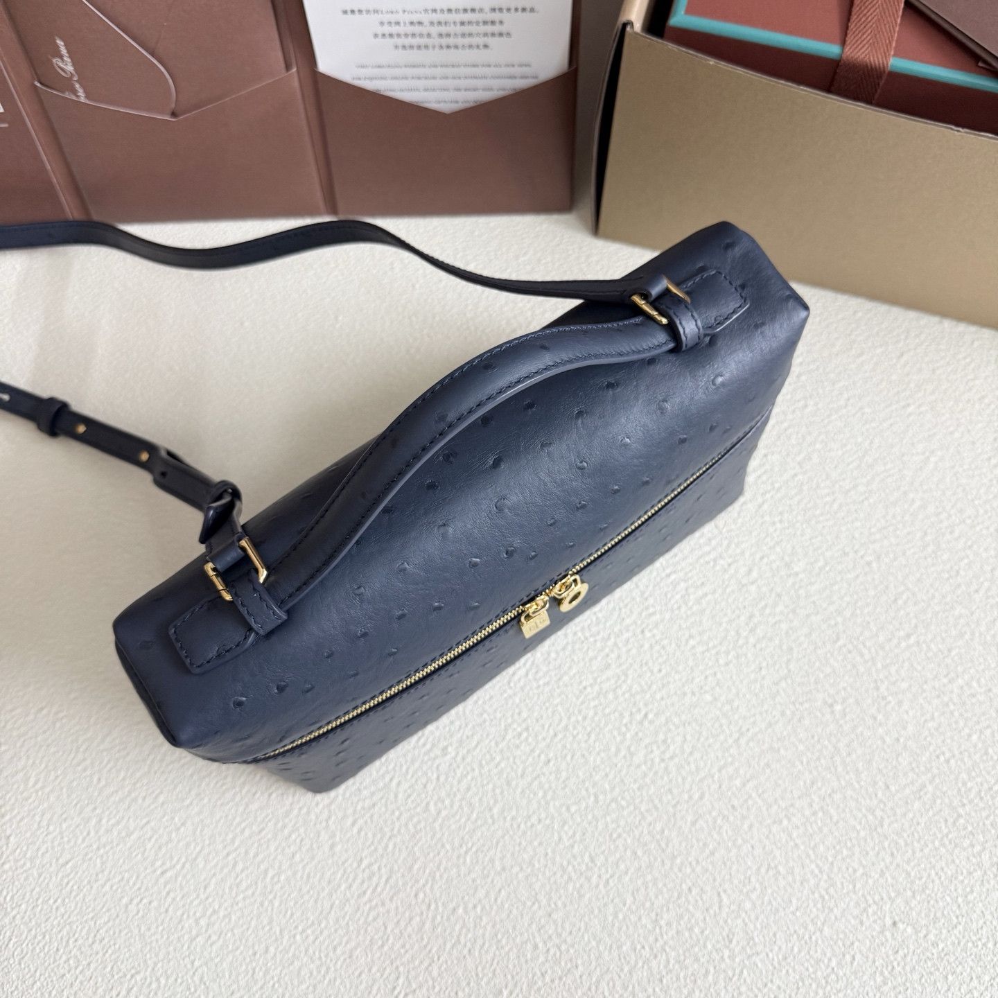 L**o p*ana extra pocket l27 ostrich-grained leather 16x27x10cm